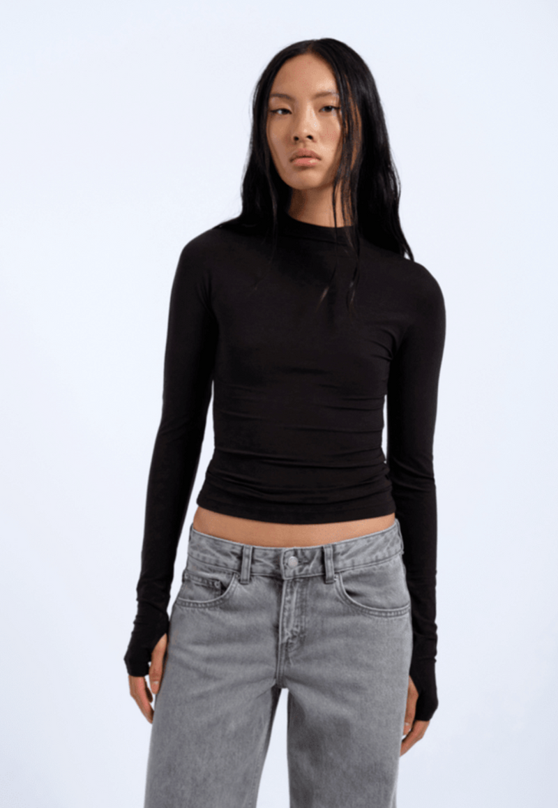 DR DENIM - Alia Top
logn sleeve, long sleeve top, top, shirt, long sleeve shirt, fitted top, fitted shirt, fitted top, thumb holes, top with thumb holes, high neck, high neck top, high neck long sleeve